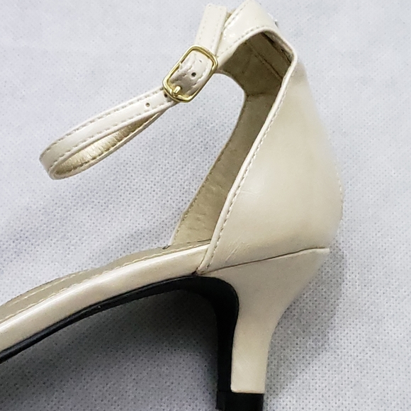 NWOB Soft Style by Hush Puppies Ivory 6.5 Wide - Picture 7 of 8